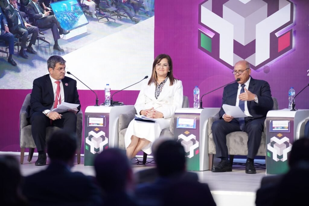 وزير النقل: جهود الوزارة لمواجهة التغيرات المناخية بهدف الحد من انبعاثات الغازات الدفيئة 